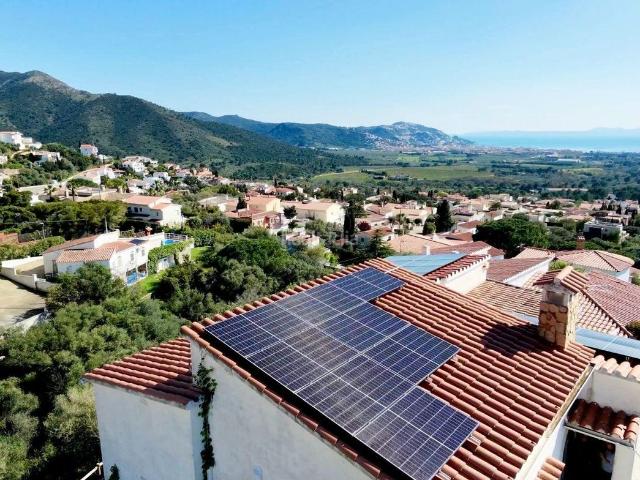 Chalet en venta en Roses, Nord Costa Brava. Casa con espectaculares vistas al mar y montaña en Mas Fumats, Roses. Chalets.