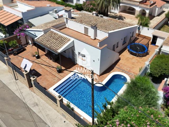 Chalet en venta en Roses, Nord Costa Brava. Casa independiente reformada con piscina privada en Mas Boscà, Roses. Chalets.