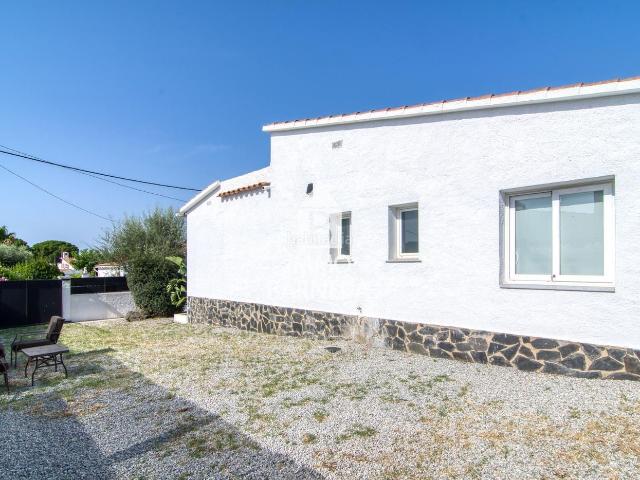Casa en venta en Roses, Nord Costa Brava. Encantadora villa independiente reformada con amplio terreno en una zona tranquila. Casas.