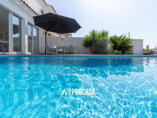 Chalet en venta en Roses, Santa Margarida Costa Brava. Elegante villa con piscina, amarre al canal de Santa Margarita, Roses. Chalets.