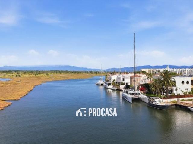 Chalet en venta en Roses, Santa Margarida Costa Brava. Villa de 6 habitaciones con gran amarre en Santa Margarita, Roses. Chalets.