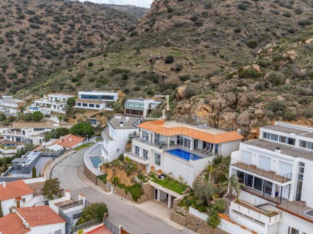 Chalet en venta en Roses, Puig Rom Canyelles Almadrava Costa Brava. Villa moderna con piscina infinity y vistas al mar en Almadrava, Roses. Chalets.