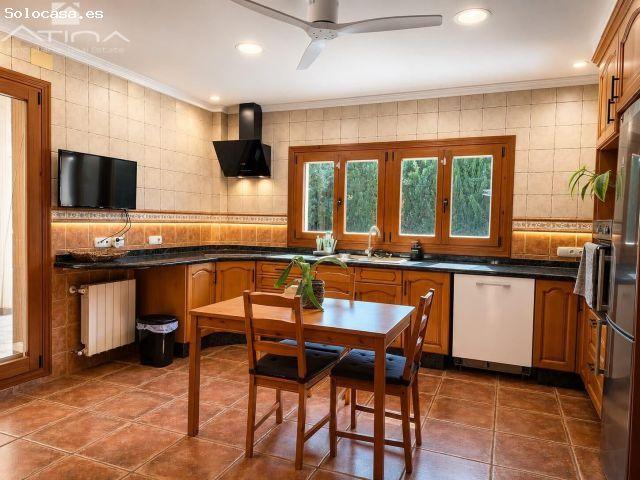 Chalet en venta en Rafelcofer con piscina privada, jardín, vistas a la montaña y a solo 10 km del ma