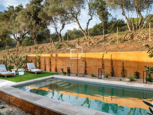 Chalet en venta en Regencós Costa Brava. Exclusiva casa unifamiliar de obra nueva con jardín y piscina privada en venta en Regencós, Girona. Chalets.