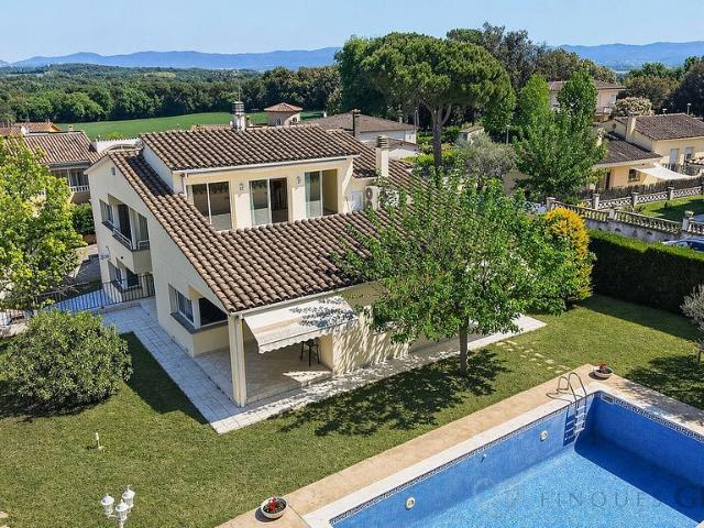 Chalet en venta en Riudellots de la Selva, de 225 m² 6 habitaciones por 580.000