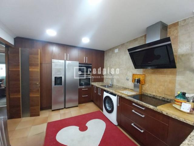 Chalet en venta en Rivas Vaciamadrid, Urbanizaciones. Chalet Adosado, 4 dormitorios, 3 baños, buhardilla, garaje y jardín con piscina climatizada. Chalets Rivas.