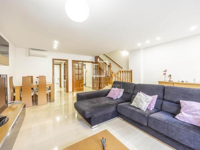Chalet en venta en Riba roja de Túria. Casa de 5 dormitorios en venta en Ribaroja de Turia, Valencia. Chalets Riba roja de.