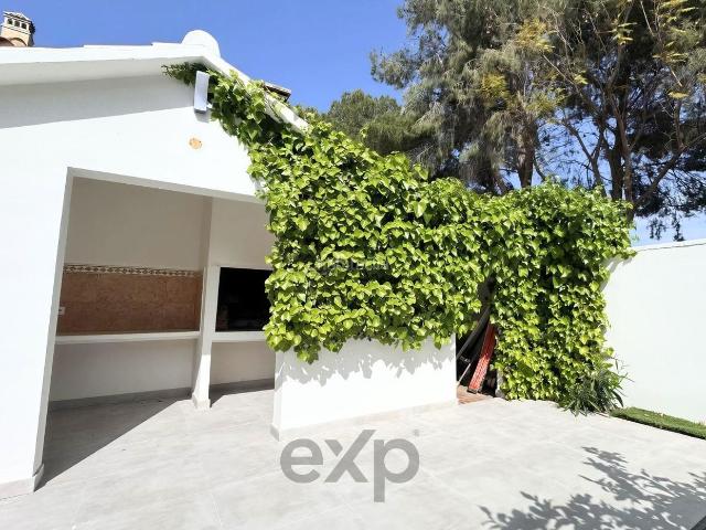 Chalet en venta en Riba roja de Túria. Casa independiente reformada en exclusiva con acceso a club social y deportivo en la Urbanización La Reva Ribarroja del Turia Vale. Chalets Riba roja de.