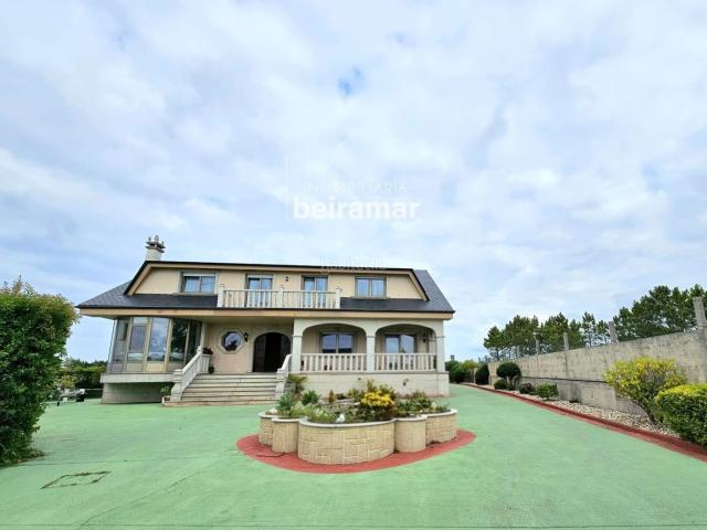 Chalet en venta en Ribeira, Castiñeiras. Casa en venta a 300 metros de la Playa de Areeiros, Ribeira Amplio jardín, garaje y 5 dormitorios. Chalets.