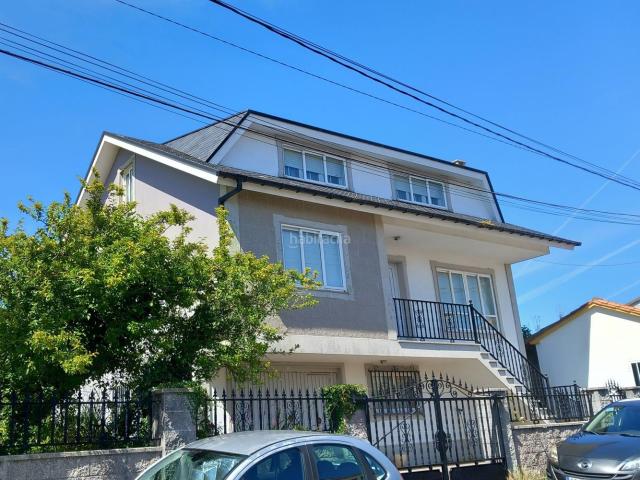 Chalet en venta en Ribeira, Palmeira. Casa con estancias amplias, situada en zona tranquila cerca de todo tipo de servicios, así como a menos de 10min. andando de la pl. Chalets.