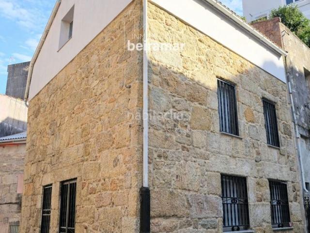 Chalet en venta en Ribeira, Santa Uxía de Ribeira. Casa de piedra en Ribeira centro, junto al Malecón y el puerto y múltiples posibilidades como vivienda, inversión o negocio. Chalets.