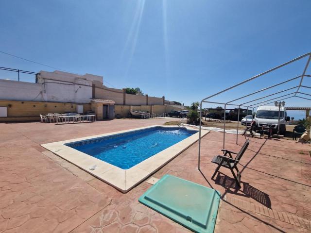 Chalet en venta en Rincón de la Victoria, Añoreta Baja. Espléndida Oportunidad de Inversión en Torre de Benagalbón Amplia Propiedad con Chalets Independien. Chalets Rincón de la.