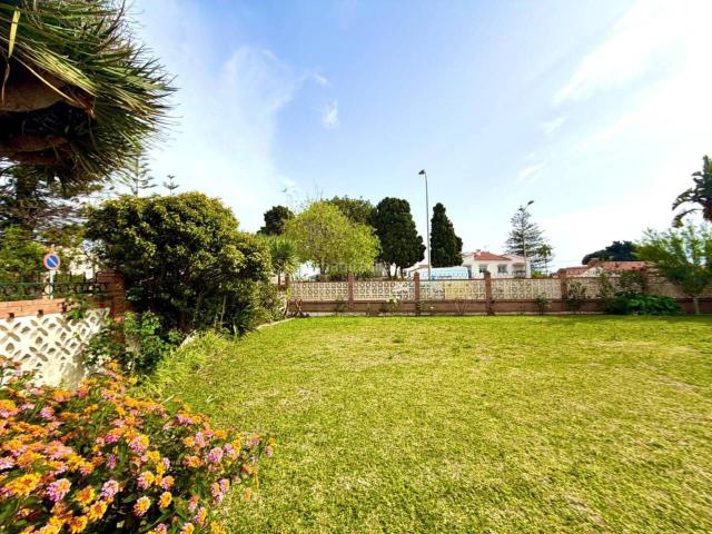 Chalet en venta en Rincón de la Victoria, Añoreta Baja. VENTA CHALET INDIVIDUAL DE 1 SOLA PLANTA SEGUNDA LÍNEA DE PLAYA. Chalets Rincón de la.