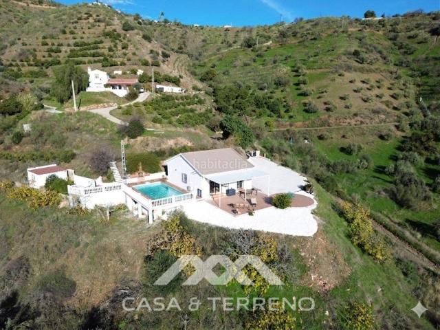 Chalet en venta en Rincón de la Victoria, Benagalbón. Encanto Mediterráneo con Espacios Exteriores y Vistas al Mar en Moclinejo, Málaga. Chalets Rincón de la.