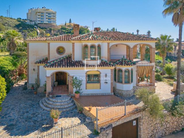 Chalet en venta en Rincón de la Victoria, La Cala del Moral. Villa de estilo andaluz con vistas al mar y con una amplia parcela en venta en La Cala del Moral. Chalets Rincón de la.