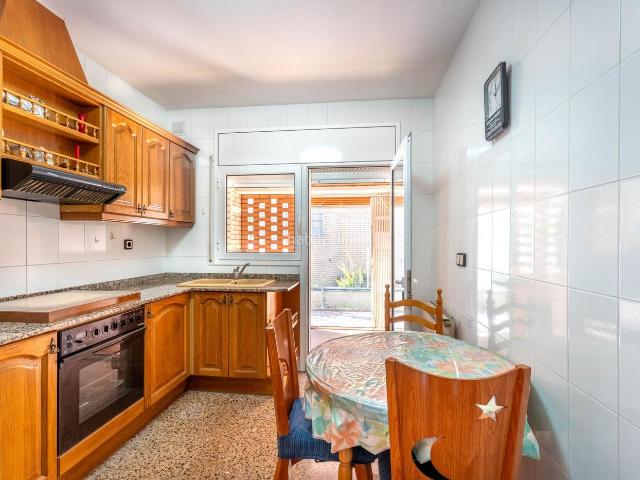 Chalet en venta en Rubí, Ca n´Oriol. CAN ROSES RUBÍ. CHALET DE 3HABS. + 2LAV. + PATIO + TERRAZA + PARKING. Chalets.