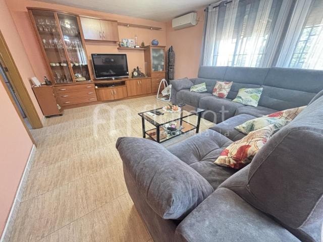 Chalet en venta en Rubí, Castellnou Can Mir Can Solà. Dos Casas Unidas con Potencial para una Tercera Vivienda. Chalets.