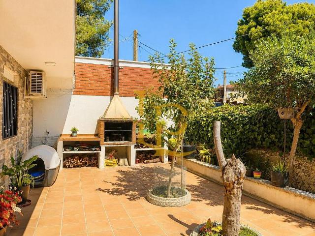 Chalet en venta en Rubí, de 402 m² 7 habitaciones por 564.300