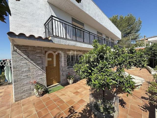 Chalet en venta en Rubí, de 405 m² 7 habitaciones por 590.000