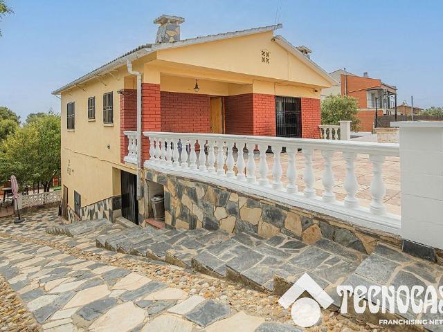Chalet en venta en Rubí, de 130 m² 3 habitaciones por 350.000