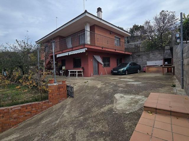 Chalet en venta en Rubí, de 170 m² 7 habitaciones por 440.500