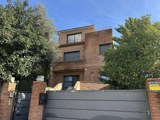 Chalet en venta en Rubí, de 187 m² 4 habitaciones por 675.000