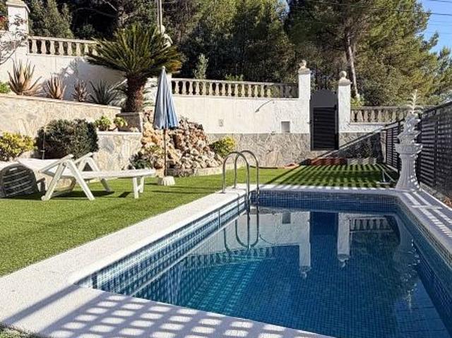 Chalet en venta en Rubí, de 190 m² 6 habitaciones por 479.950