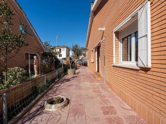Chalet en venta en Rubí, de 193 m² 3 habitaciones por 545.000