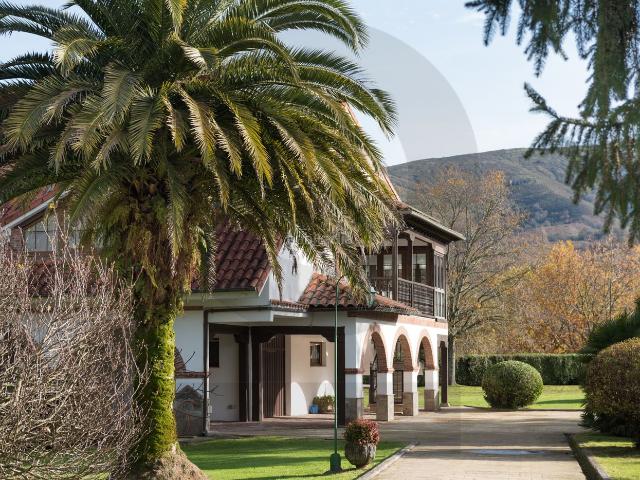 Chalet en venta en Ruente. InmoGil Gestion, Chalet independiente en Ruente Cantabria con gran parcela y garaje. Chalets.