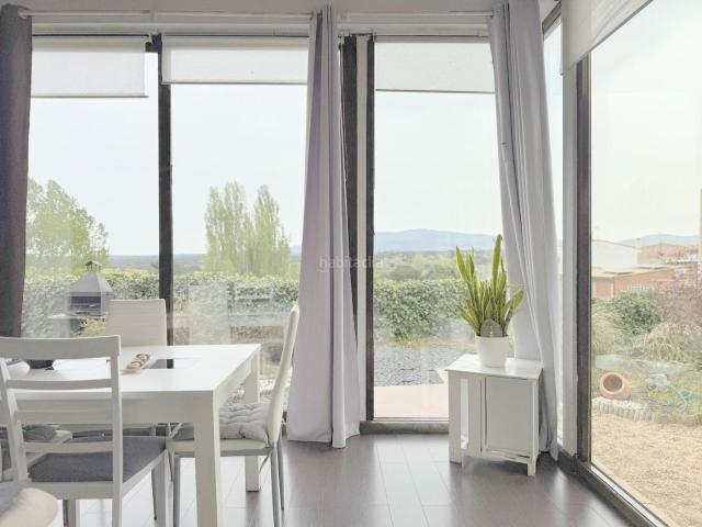 Chalet en venta en Tolbaños. Exclusivo chalet con vistas impresionantes, jardín, terraza y licencia de vivienda turística. Chalets.