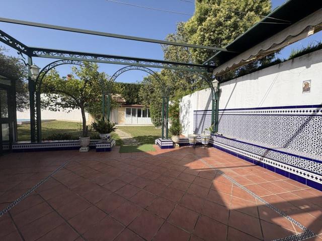 Chalet en venta en Tomares, Las Almenas. Chalet en venta en Las Almenas. Chalets.