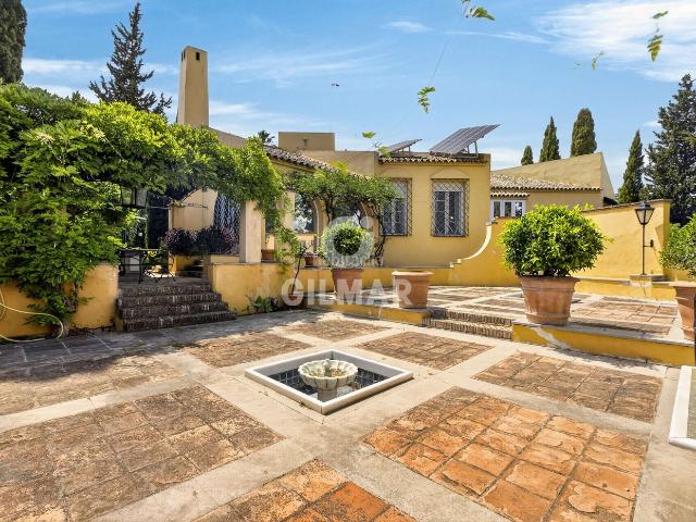 Chalet en venta en Tomares, Santa Eufemia. Descubre esta excepcional propiedad un chalet independiente ubicado en la prestigiosa urbanización de Villares Altos, en Tomares. Chalets.