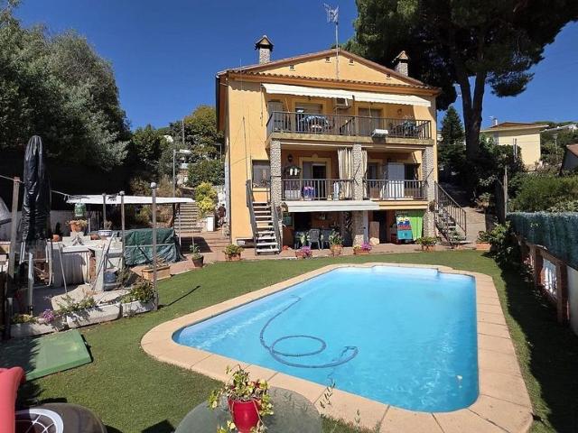 Chalet en venta en Tordera, de 269 m² 8 habitaciones por 335.000