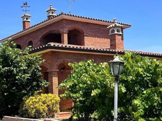 Chalet en venta en Tordera, de 313 m² 5 habitaciones por 380.000