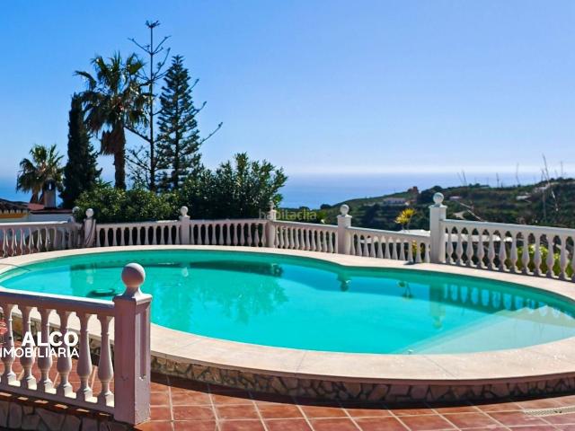 Chalet en venta en Torrox, El Morche. Villa con Parcela de 5.445 m, Piscina Salada y Autosuficiencia EnergéticaMagnífica propiedad ubicada en una amplia parcela privada. Chalets.