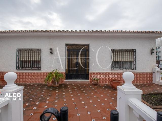 Chalet en venta en Torrox, Laguna Beach. Chalet único a solo 100 metros de la playa Las Dunas de la Carraca Descubre esta magnífica vivienda unifamiliar situada en un en. Chalets.