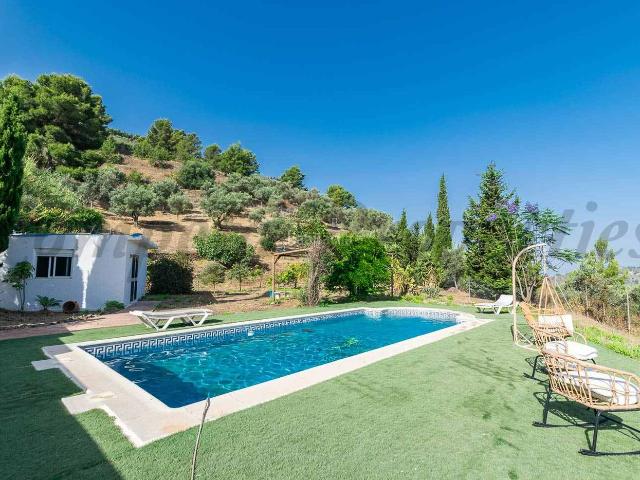 Chalet en venta en Torrox, Torrox Pueblo. Villa con piscina privada en Torrox. Chalets.
