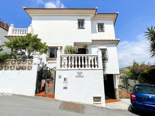 Chalet en venta en Torrox, Urbanización Santa Rosa. Chalet en Torrox Costa, a poca distancia de la playaCaracterísticas Generales3 Dormitorios3 Baños91 m2 TerrazaParking subterráneoS. Chalets.