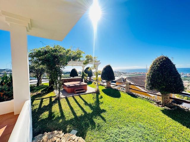 Chalet en venta en Torrox, Urbanización Santa Rosa. Villa de lujo en Torrox Costa con vistas espectaculares al mar. Chalets.