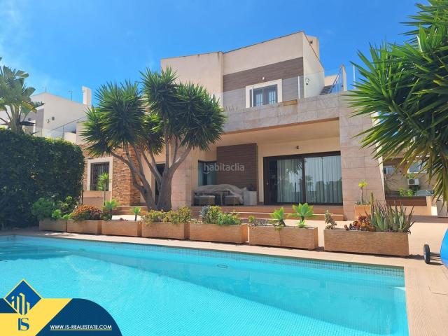 Chalet en venta en Torrevieja, Torreblanca. Villa con piscina privada, en la provincia de Alicante, en la localidad de Torrevieja, en el barrio de La Mata. 4 habitaciones 3. Chalets.