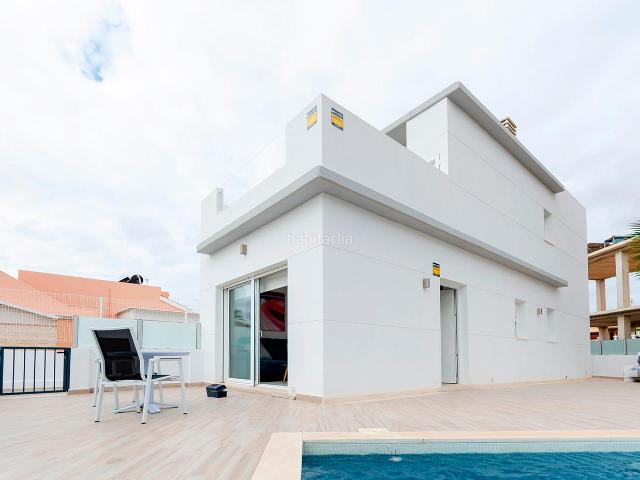 Chalet en venta en Torrevieja, Zona Carrefour Urbanizaciones. Ubicado en la encantadora localidad de Torrevieja, este conjunto residencial ofrece una seleccioacuten exclusiva de 7 adosados. Di.