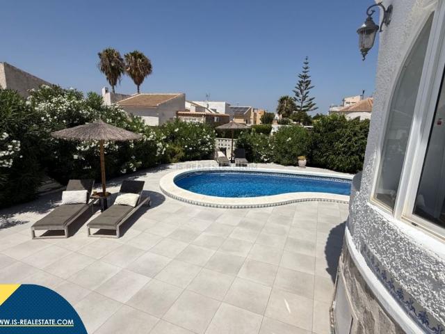 Chalet en venta en Torrevieja, Zona Carrefour Urbanizaciones. Villa con piscina privada, en la provincia de Alicante, en la ciudad de Torrevieja, en el barrio de El Chaparral. 3 habitaciones.