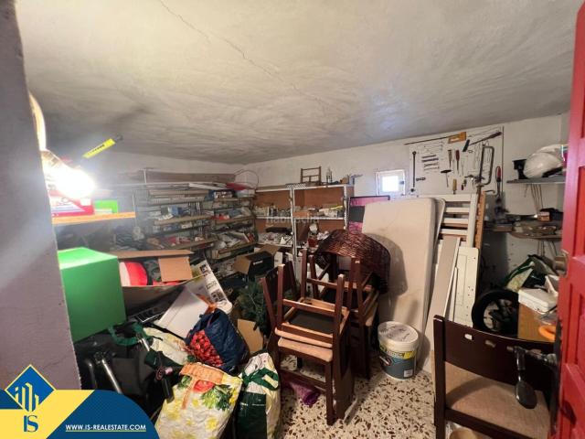 Chalet en venta en Torrevieja, Zona Carrefour Urbanizaciones. Villa con piscina privada, en la provincia de Alicante, en la ciudad de Torrevieja, en el barrio de El Chaparral. 5 habitaciones.