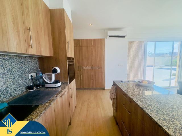 Chalet en venta en Torrevieja, Zona Carrefour Urbanizaciones. Villa con piscina privada, en la provincia de Alicante, en la ciudad de Torrevieja, en el barrio de Torreta. 4 habitaciones 200.