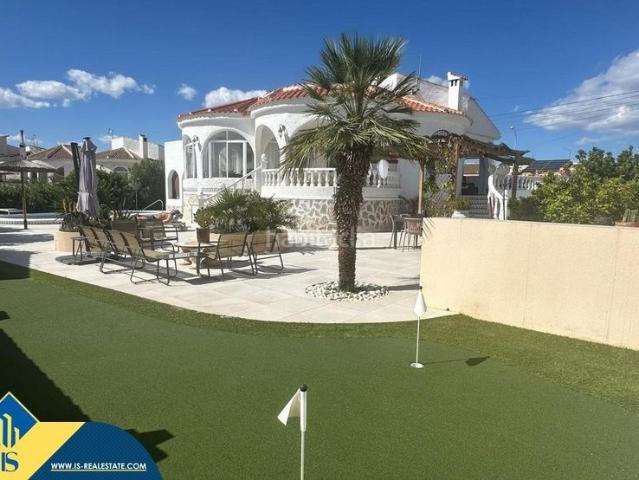Chalet en venta en Torrevieja, Zona Carrefour Urbanizaciones. Villa con piscina privada, en la provincia de Alicante, en la localidad de Torrevieja, en el barrio de El Chaparral. 3 dormitorios.