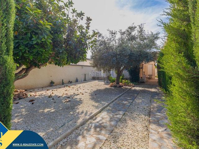 Chalet en venta en Torrevieja, Zona Carrefour Urbanizaciones. Villa con terraza, en la provincia de Alicante, en la localidad de Torrevieja, en el barrio de El Chaparral. 3 habitaciones 60 m.