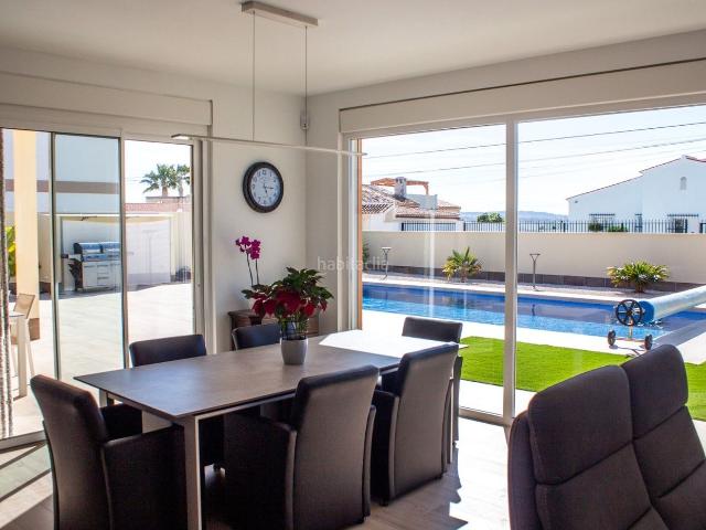 Chalet en venta en Torrevieja, Zona Carrefour Urbanizaciones. Villa exclusiva y recientemente reformada con amplio jardín y piscina privada. Chalets.