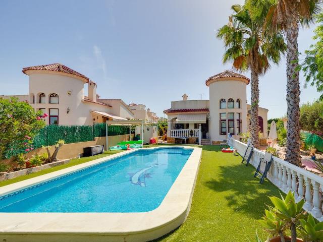 Chalet en venta en Torrevieja, Zona Carrefour Urbanizaciones. Villa independiente con piscina privada. Chalets.