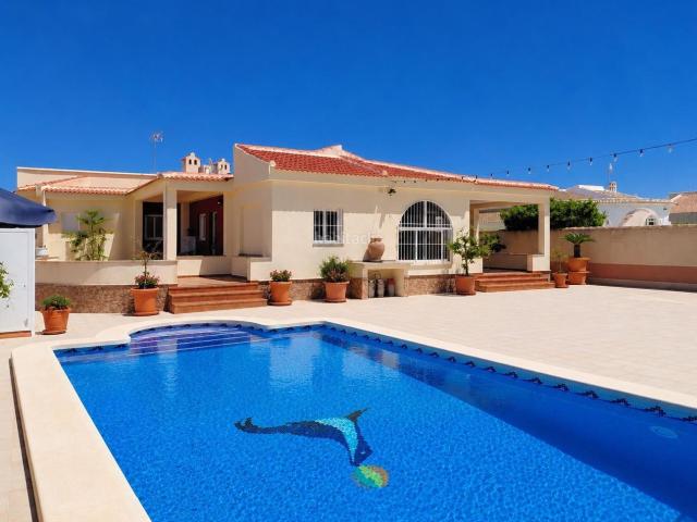 Chalet en venta en Torrevieja, Zona Carrefour Urbanizaciones. VILLA INDEPENDIENTE EN LA SIESTA PISCINA PRIVADA. Chalets.