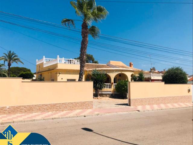 Chalet en venta en Torrevieja, Zona Carrefour Urbanizaciones. Villa renovada con piscina privada, en la provincia de Alicante, en la ciudad de Torrevieja, en la zona de El Chaparral. 3 habitac.